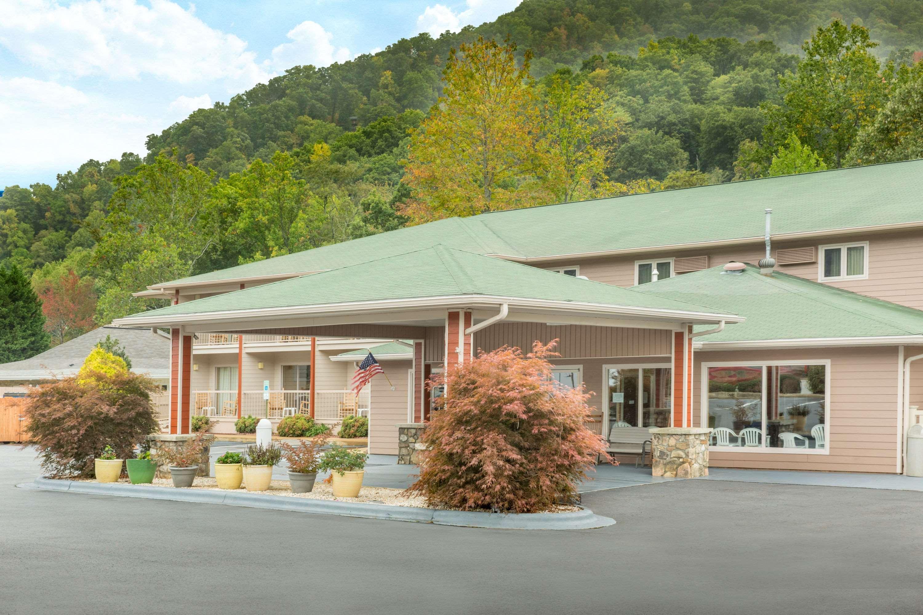 Ramada By Wyndham Maggie Valley Hotel Exterior photo