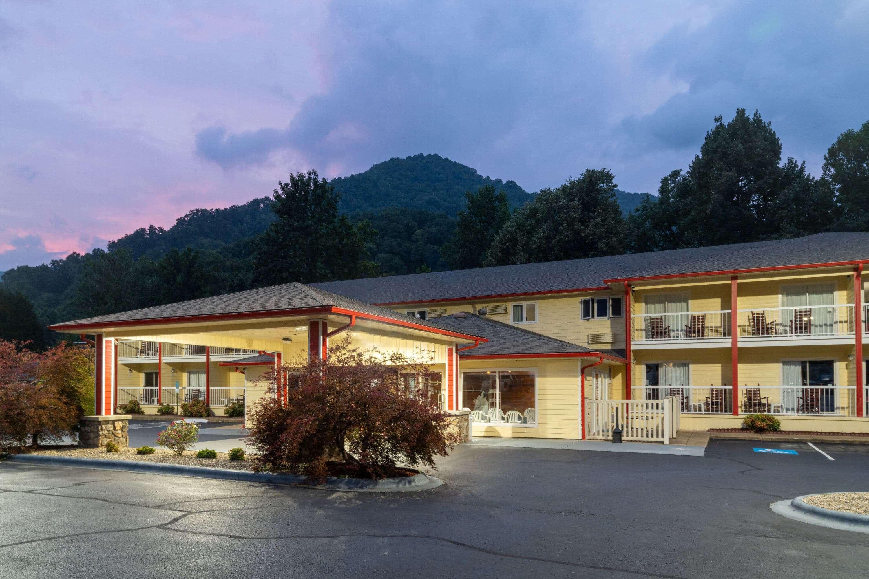 Ramada By Wyndham Maggie Valley Hotel Exterior photo